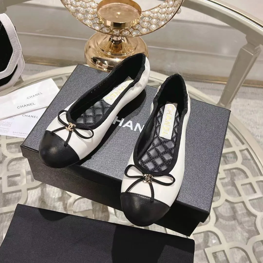 👟👟Ex-factory price 540👟👟 🌹🌹🌹2025 latest CHANEL Chanel early spring catwalk new model 🌸️Purchased the original version in Hong Kong and opened the mold exclusively. Top quality % genuine last developed with smooth lines. The shoe shape is perfect and can be safely entered and exited from the counter! Official website 1:1 production. 🇮🇹🇮🇹🇮🇹 Material: Mixed sheepskin imported from Italy & private molded double C buckle and letters are delicate, smooth, shiny and feel great! 💅The fabric and the feet are made of the same material, which is great on the feet! ! ! Color: black/apricot Code number: 34-40 (custom-made sizes 41 and 42 are non-refundable)